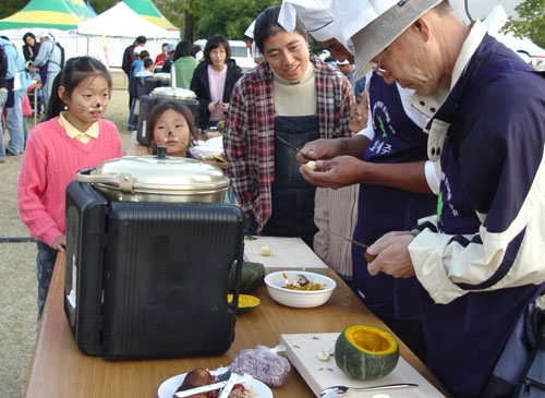 아빠와 함께 호박영양밥 만들기.. 남도 음식문화큰잔치에는 다양한 먹거리체험도 펼쳐진다. 